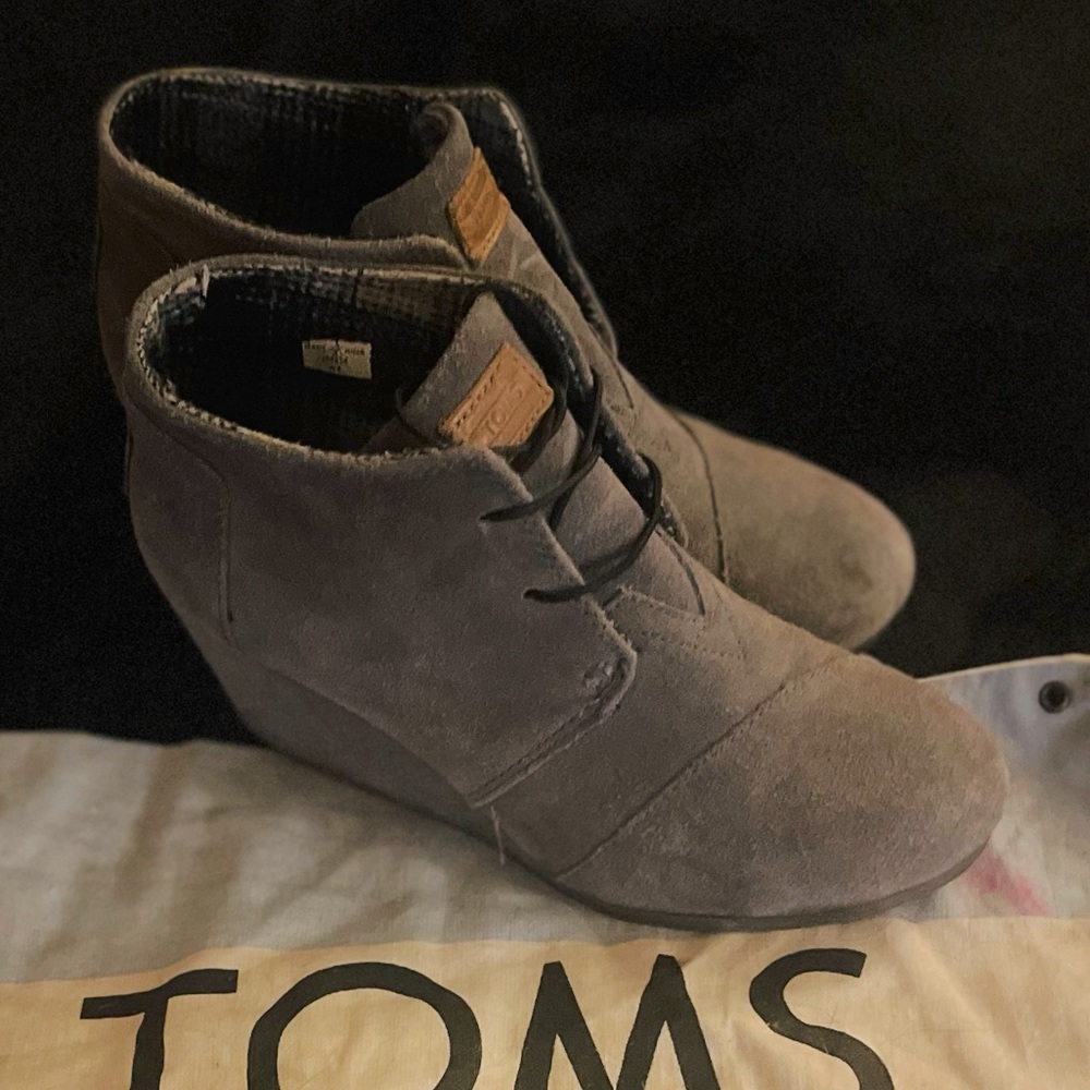 Woman’s Tom’s gray suede wedge booties